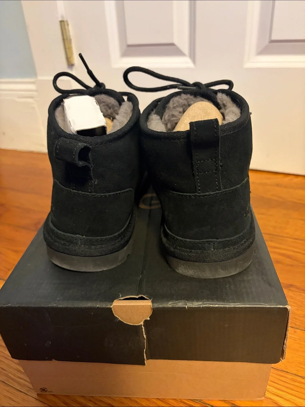 UGG Men’s Black Lace-Up Chukka Boots